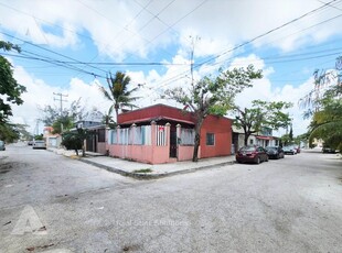 Doomos. Casa en Venta, 4 Recámaras, en Esquina, Patio, Región 238, Cancún Norte