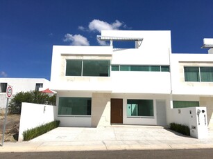 Doomos. Casa nueva en venta en Lomas de Juriquilla! Amplio jardín, cuarto de servicio!