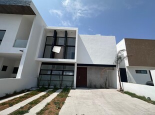 Doomos. Casa Residencial en Lomas de Juriquilla