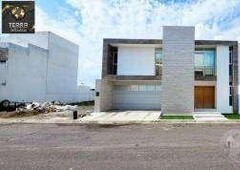 3 cuartos, 290 m casa en venta con alberca y amplio jardin en fraccionamiento