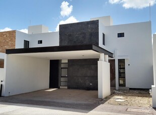 Doomos. Casa en Renta en Privada Fontana con 4 RECÁMARAS Y ALBERCA, Mérida,Yucatán