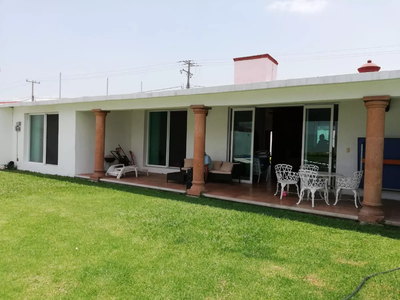 Casa En Venta En Fraccionamiento Brisas De Cuautla Con Alberca Y Amplio Jardin Apta A Creditos