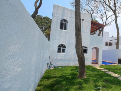 En Venta Casa De 2 Niveles Con 3 Habitaciones Y 2 Terrazas Con Amplio Jardin Y Alberca, Escriturada Y Apta A Creditos En Tlayacapan Morelos