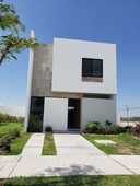 Casa con 4 RECAMARAS al poniente atrás de BOSQUES SERENO en $2,208,000