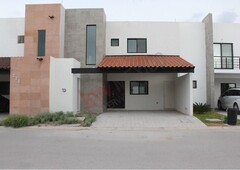 Casa en Renta en Cerrada con Casa Club, en Viñedos. Torreón, Coahuila