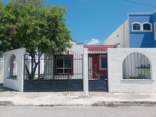 casa en renta en esquina en las américas frente área verde.