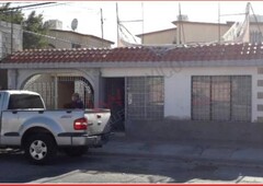 Casa en venta de dos plantas con cochera techada para 3 autos, Blvd. Francisco Sarabia, Torreón, Coahuila