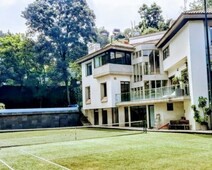 Preciosa casa en desarrollo privado con alberca carril de nado y cancha de tenis