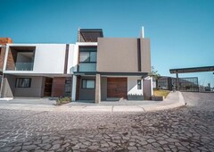 Preciosas Casas en El Refugio, 3 Recamaras, Estudio en PB, 3.5 Baños, Alberca..