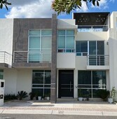 se vende casa en la condesa juriquilla, roof garden, 3 recamaras, 4.5 baños..