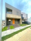 VENTA DE CASA CAPITAL NORTE PONTEVEDRA CON ROF GARDEN