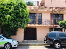 Colón Echegaray: Casa con múltiples espacios, c...