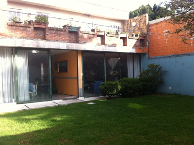 Casa con amplio jardín. Adaptada como duplex