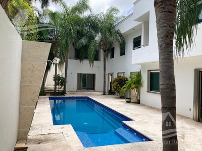 Doomos. Casa en Venta en Cancun SM 11 Av. Holbox B-HMS3760