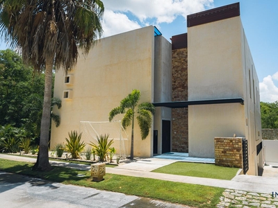 Doomos. Residencia en venta 5 recámaras en Yucatán Country Club-OPORTUNIDAD-Yucatán Country Club