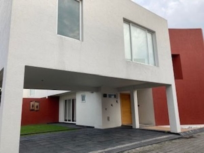 Casa con finos acabados,exclusivo Residencial a unas cuadras de Galerías Metepec