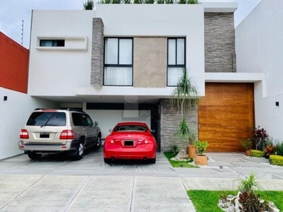 Venta de residencia ubicada en Fraccionamiento cerrado en Xalapa, Veracruz.