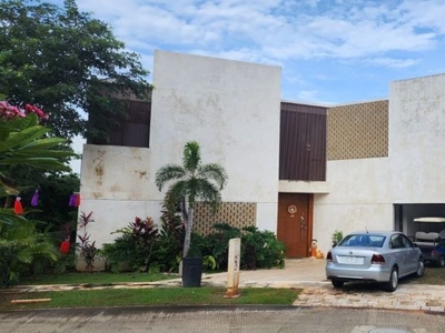 Casa en Privada TOH de Yucatan Country Club, al norte de Mérida, en venta.