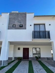 CASA EN VENTA CON VESTIDOR Y DOBLE LAVABO AL SUR DE LEÓN