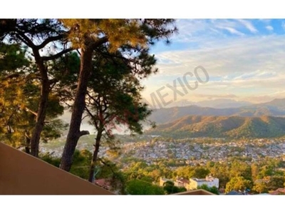 CASA EN VENTA CON VISTA AL LAGO Y PUEBLO DE ARQUITECTURA MODERNA, GRAN ILUMINACIÓN Y ACABADOS DE LUJO