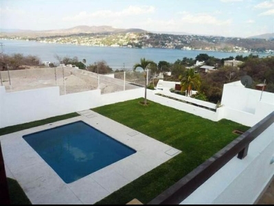 Casa en venta, con vistas al Lago de Tequesquitengo, piscina y hermosa terraza.