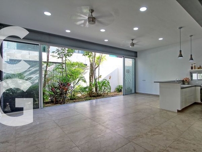 Casa en Venta en Cancun en Residencial Aqua con Terraza y Jardin