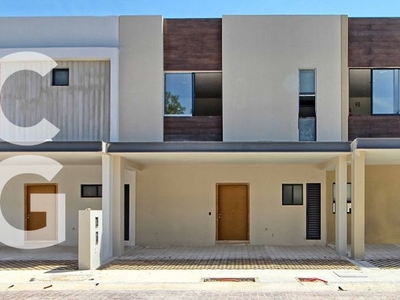 Casa en Venta en Cancun en Residencial Arbolada con Alberca y Jardin
