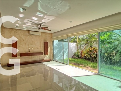 Casa en Venta en Cancun en Residencial Palmaris con Jardin y 3 Recamaras