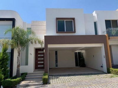 CASA EN VENTA EN CLUSTER 101010, ZONA LOMAS DE ANGELÓPOLIS