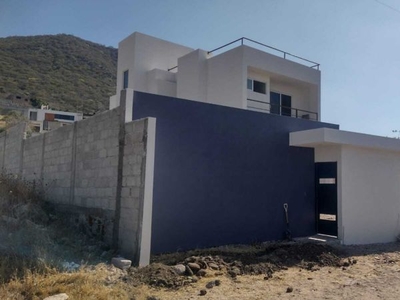 Casa en venta en Fraccionamiento Solares Banthi con excelentes acabados