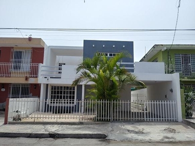 Doomos. casa en venta en merida, 5 recámaras, dos en planta baja, cerca del centro de Mérida
