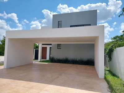 En venta casa en privada Nortemerida, uno de los mejores sitios para vivir.