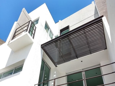 Excelente casa en Venta de cuatro niveles, roof garden y sótano, Juriquilla.