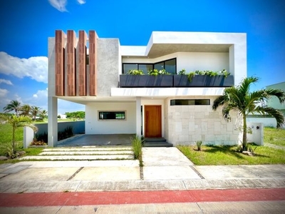 Hermosa casa de 3 recámaras en venta en Las Olas, Riviera Veracruzana, Veracruz.