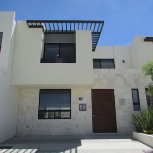 Hermosa Casa en Zibata, 3 Recamaras, Terraza, Jardín, Estudio, C.172 m2