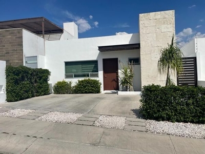 Se Vende Casa de UNA PLANTA en Lomas de Juriquilla, 3 Recamaras, 3.5 Baños