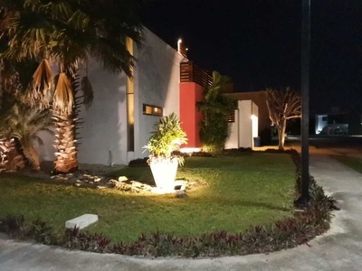 VENTA CASA RESIDENCIAAL AL NORTE DE MERIDA EN BOSQUES DE CONKAL