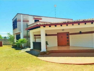 VENTA DE 2 CASAS, 2 DEPARTAMENTOS, A UNOS MINUTOS DE TEQUISQUIAPAN