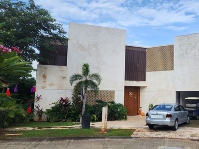 Venta de casa de 5 recámaras en exclusiva privada al norte de Mérida