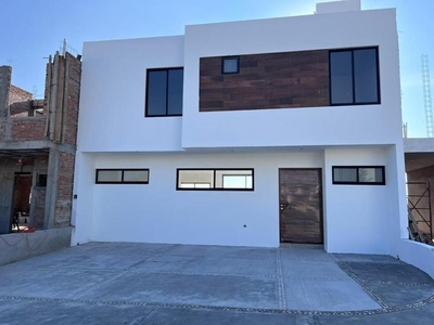 En Venta Casa en San Isidro Juriquilla, 4ta Recamara en PB, Jardín, Equipada..