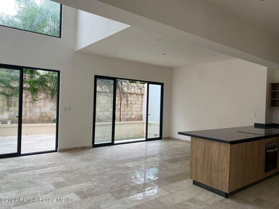 Casa En Venta Santa Maria Yaxche, Andador Carretera Mérida Progreso 23-5743. N.c