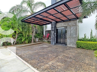 Casa en Renta en Cancun en Residencial Cumbres con Alberca y Jardin