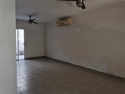 CASA EN RENTA EN RESIDENCIAL ISLAZUL CANCÚN -IMPORTANTE LEER EL ANUNCIO ANTES DE AGENDAR UNA CITA-