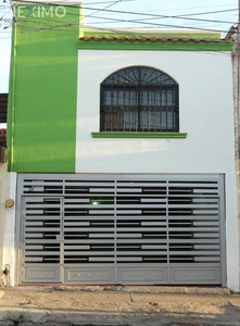 Casa en venta en Colonia Guadalupe a media cuadra del SAT