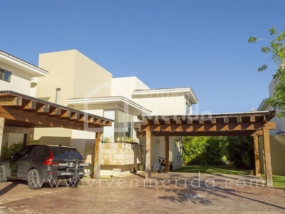 Hermosa casa en venta en el Yucatán Country Club en Privada Serena