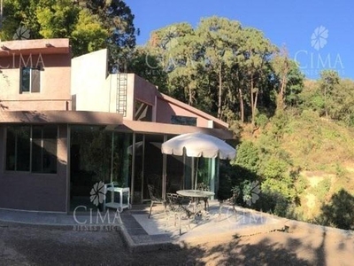 VENTA CASA CON SEGURIDAD Y VISTA PANORÁMICA EN CUERNAVACA - V64