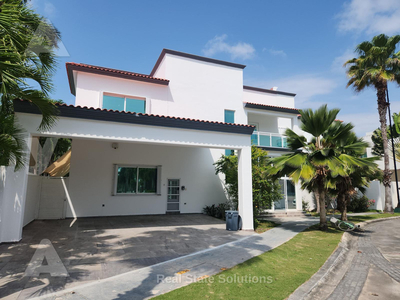 Casa En Renta 4 Recámaras, Piscina, Estudio Tv, Residencial Villa Magna, Cancun