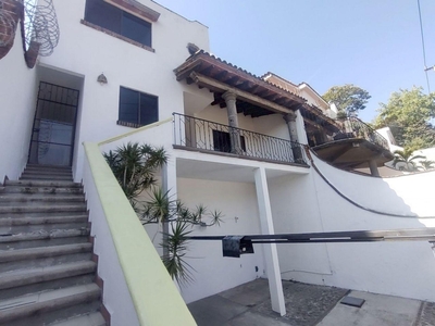 Doomos. Casa en Venta en el Fraccionamiento Lomas de Atzingo Cuernavaca Morelos.