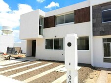 casa en venta al poniente en condominio