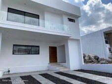 grand juriquilla - casa con roof garden y 3 albercas. en renta